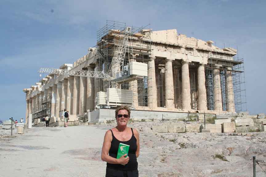 Annemie Denoo voor het Parthenon in Athene