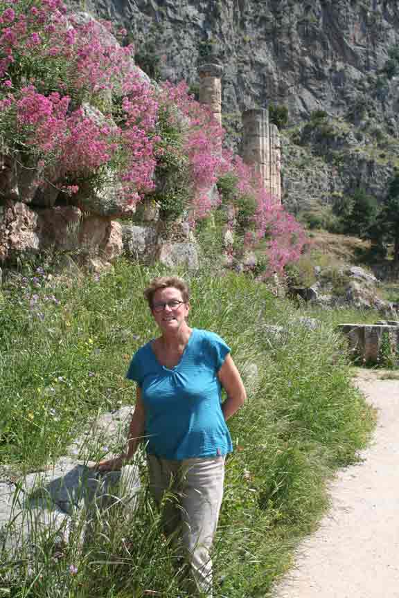 Annemie Denoo bij de tempel van Apollo in Delphi